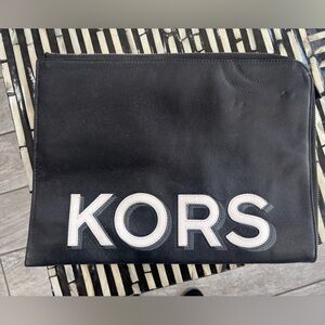 Authentic Michael Kors Large Gifting Tech Zip Organizer iPad Leather Zip